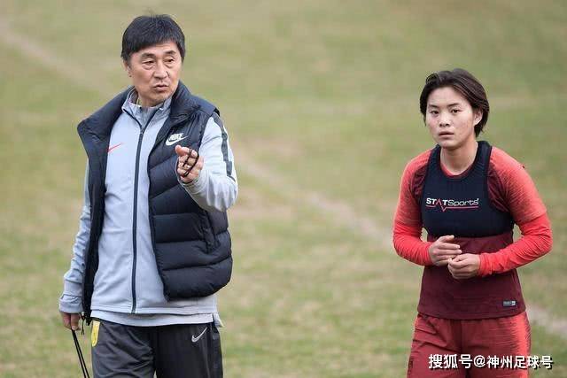 泰山27名球员合练 中卫+后腰有悬念 新外援竞争首发
