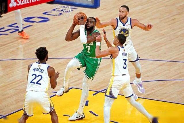 英媒：阿莫林在向曼联施压，要求续约马奎尔一年